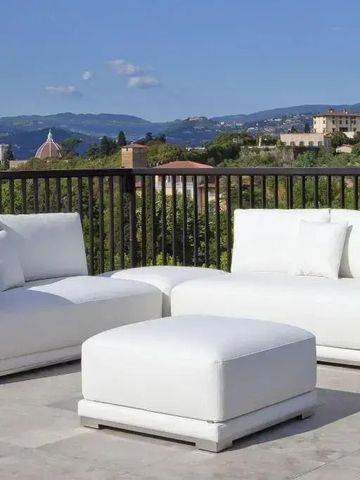 Terrasse mit weißem Loungemöbel und Panoramablick