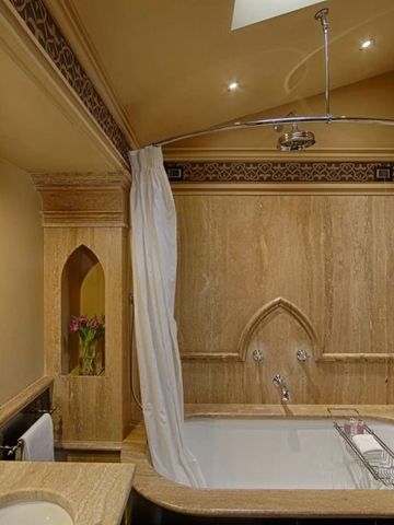 Luxuriöses Badezimmer mit Badewanne und stilvollen Details