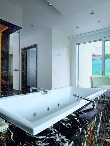 Luxuriöses Badezimmer mit Whirlpool und Sauna.