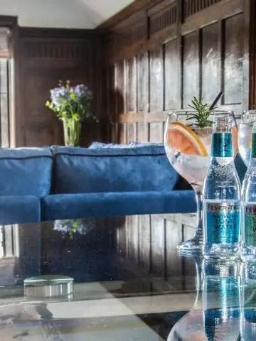 Elegante Lounge mit blauen Sofas und Getränken auf einem Tisch