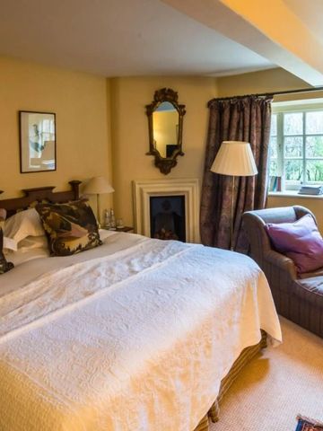 Gemütliches Zimmer mit Kingsize-Bett und Relaxsessel