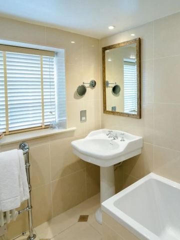 Elegantes Badezimmer mit klassischem Design und natürlichem Licht