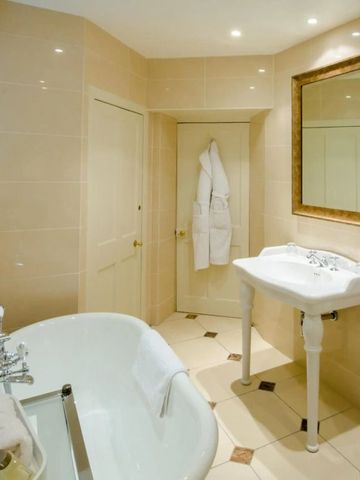 Hochwertiges Badezimmer mit freistehender Badewanne und stilvollen Armaturen