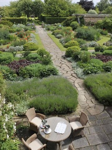 Einladender Gartenbereich mit Sitzmöglichkeiten und üppiger Vegetation