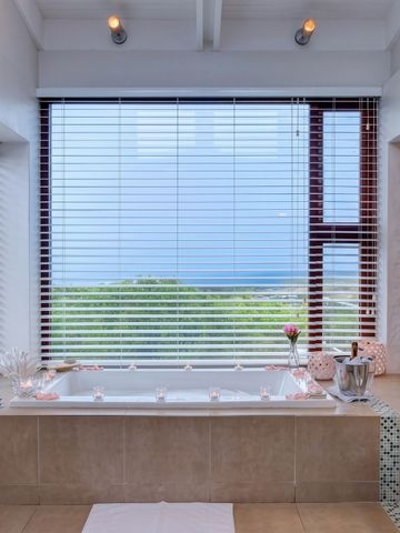 Modernes Badezimmer mit großer Badewanne und Panoramafenster im Grootbos Private Nature Reserve