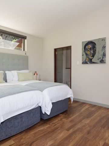 Elegantes Schlafzimmer mit Doppelbett und Holzboden im Grootbos Private Nature Reserve