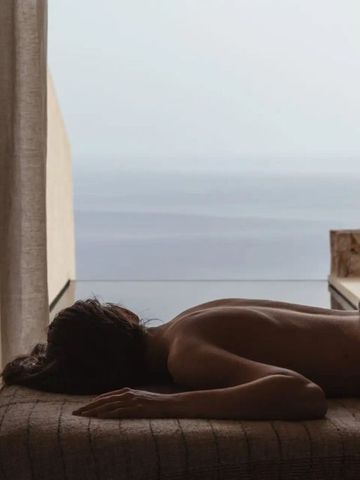 Ruhiger Wellnessbereich mit Blick auf das Meer