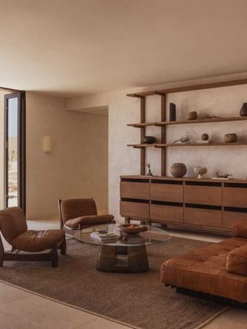 Elegantes Wohnzimmer mit minimalistischer Dekoration und moderner Möblierung