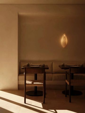 Gemütliche Restaurant-Ecke mit stimmungsvollem Licht