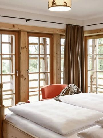Lichtdurchflutetes Schlafzimmer mit Holzelementen und Panoramafenstern