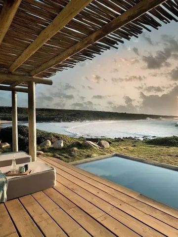 Terrasse mit Pool und Blick auf das Meer bei Sonnenuntergang