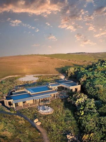 Luxuriöse Lodge umgeben von üppiger Natur bei Sonnenuntergang
