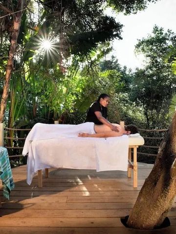 Spa-Behandlung im Freien umgeben von grüner Natur