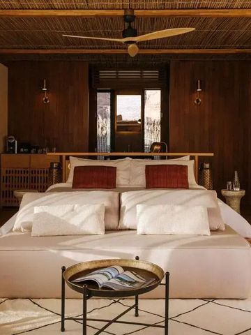 Luxuriös eingerichtetes Zimmer mit Doppelbett und natürlichem Licht
