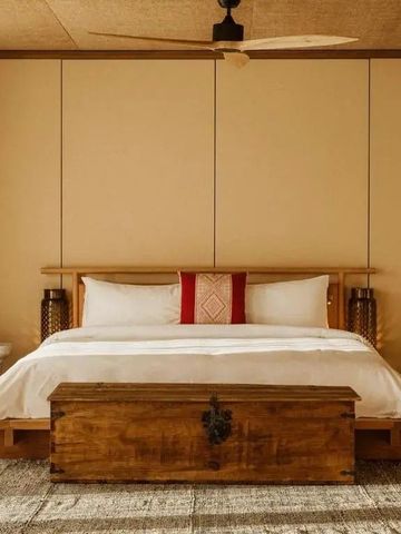 Modernes Schlafzimmerdesign mit Holz- und Texturelementen