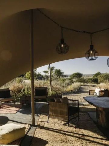 Terrasse mit Sitzgelegenheiten und Blick auf die Savannenlandschaft