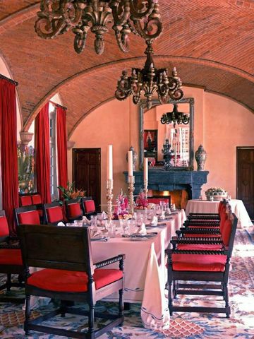 Elegantes Esszimmer mit langer Tafel und Kronleuchter im Hotel Hacienda De San Antonio