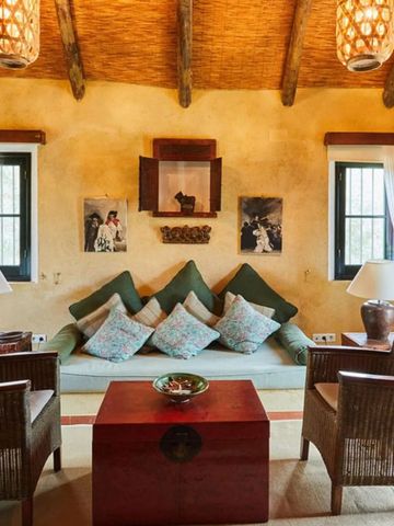 Gemütliches Wohnzimmer mit rustikalen Möbeln und Holzbalkendecke in der Hacienda.