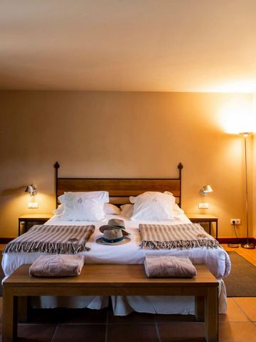Großes Doppelbett im geräumigen Hotelzimmer mit modernem Design