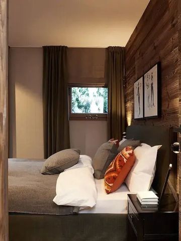 Modern eingerichtetes Zimmer mit Holzwänden und stilvollen Kissen