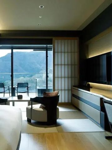 Modernes Hotelzimmer mit Blick auf die Berge von einem Balkon