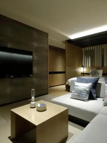 Geräumiges Hotelzimmer mit moderner Einrichtung und großem Flachbildfernseher