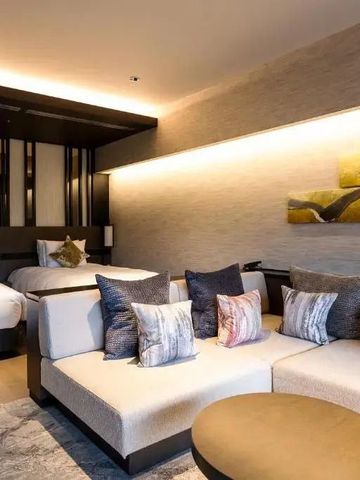 Elegantes Hotelzimmer mit modernen Möbeln und stimmungsvoller Beleuchtung