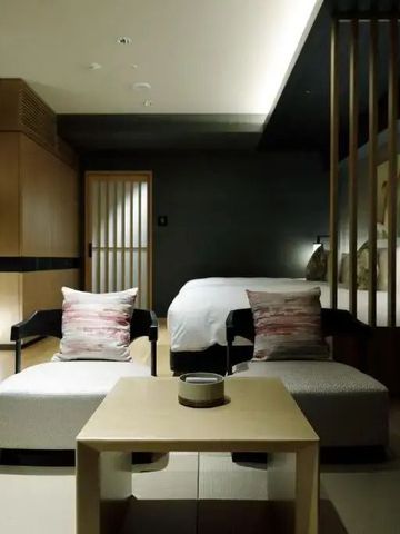 Gemütliches Hotelzimmer mit Holzdetails und modernen Akzenten