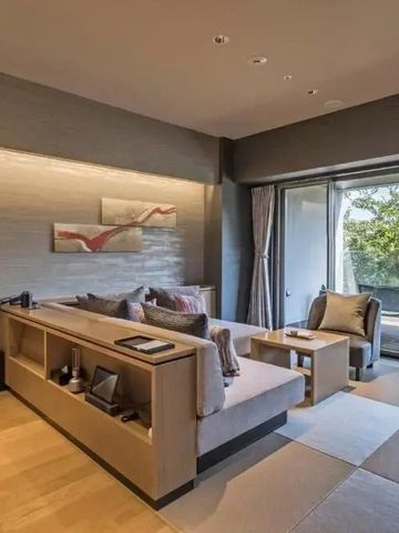 Modernes Zimmer mit privatem Balkon und Blick ins Grüne