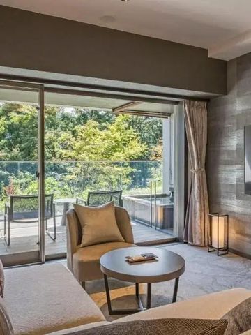Zimmer mit großzügigem Balkon und Blick auf grüne Landschaft