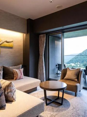 Stilvolles Hotelzimmer mit Blick auf die umliegende Berglandschaft