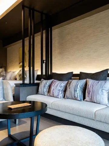 Geräumiger Wohnbereich eines Luxuszimmer mit modernen Möbeln im Hakone Gora KARAKU Hotel
