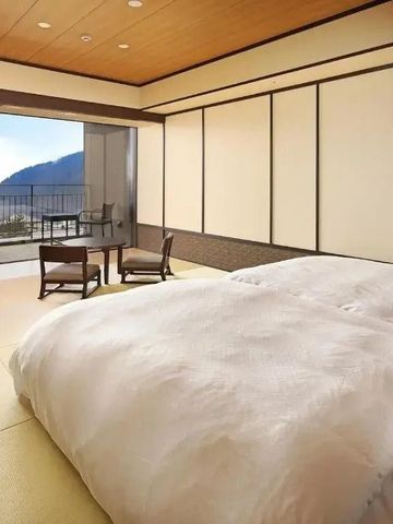 Traditionelles japanisches Hotelzimmer mit Bergblick.