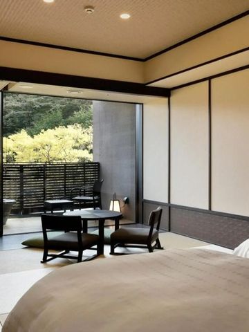 Geräumiges Zimmer mit Naturblick und Sitzecke.