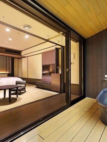 Luxus-Hotelzimmer mit zwei Betten und privatem Balkon sowie Holzbadewanne