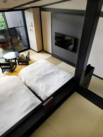 Helles Hotelzimmer mit zwei Betten und Zugang zum Balkon