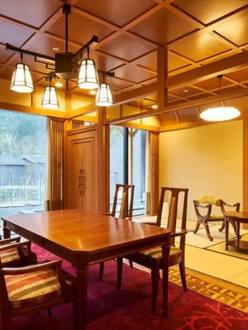 Japanische Einrichtung im Esszimmer mit Tisch und Stühlen
