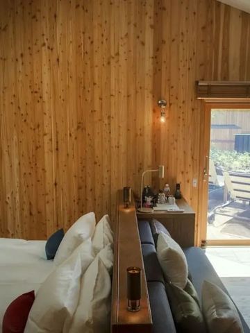 Holzverkleidetes Schlafzimmer mit Zugang zur Terrasse