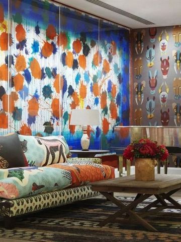 Lounge mit bunter Wanddekoration und gemütlichem Sofa