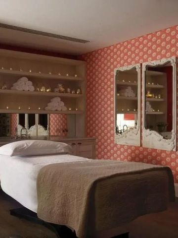 Entspannungsbereich im Spa mit roter Akzenttapete