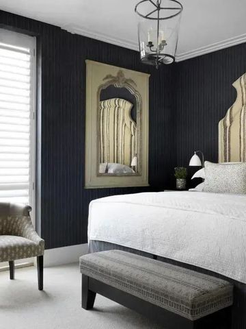 Elegantes Schlafzimmer mit luxuriösem Bett und stilvoller Wanddekoration