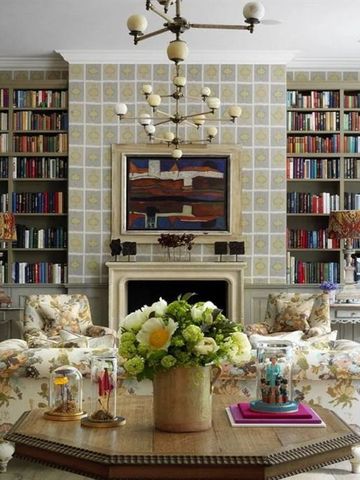 Elegante Bibliothek mit opulenten Sesseln und Kamin im Ham Yard Hotel