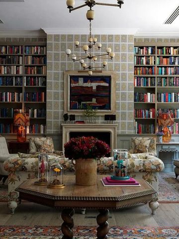 Luxuriöse Bibliothek mit sesseln und Tischen im Ham Yard Hotel