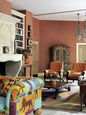 Salon mit kunstvollen Möbeln und Kamin im Ham Yard Hotel