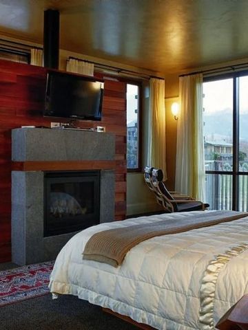 Gemütliches Zimmer mit Kamin und Blick auf die Landschaft