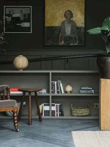 Gemütliche Bücherecke mit Pflanzen und Kunst im Hotelinterieur