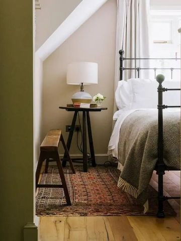 Elegantes Hotelzimmer mit Holzboden, dekorativem Teppich und weichem Bett