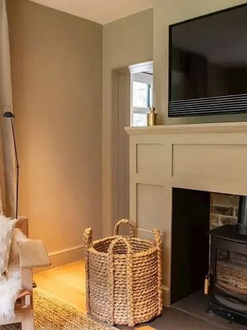Gemütlicher Zimmersitzbereich mit Kamin und großem Fernseher