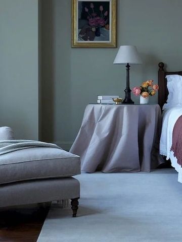Elegantes Hotelzimmer mit gemütlicher Sitzecke und stilvollem Bett