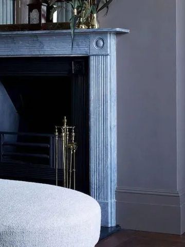 Kamin in stilvoller Hotellounge mit eleganter Dekoration